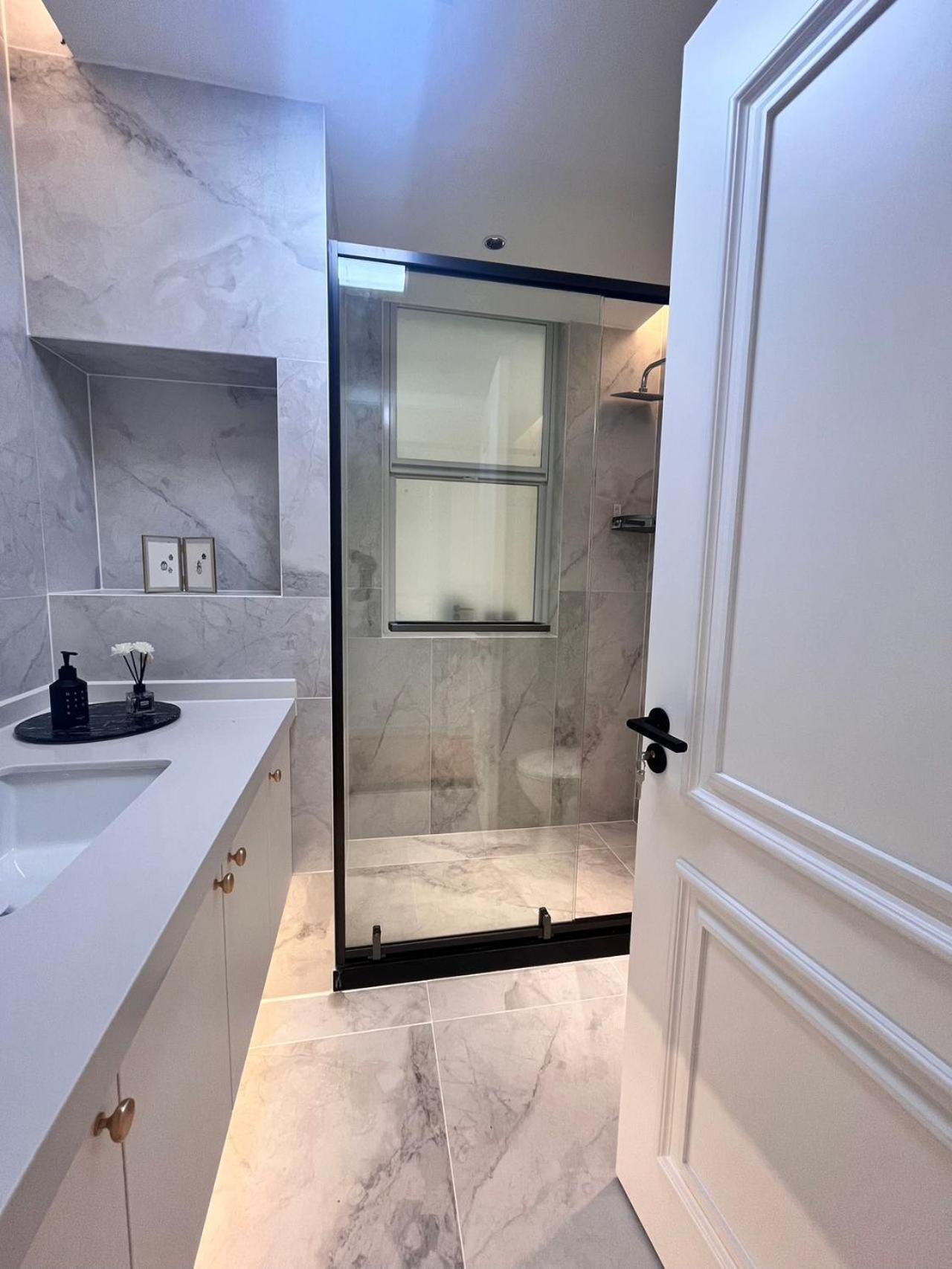 Apartment Eastern Hub - Three Bedroom In Xintiandi, 50m From Metro, Many Shops And Malls Surrounded *