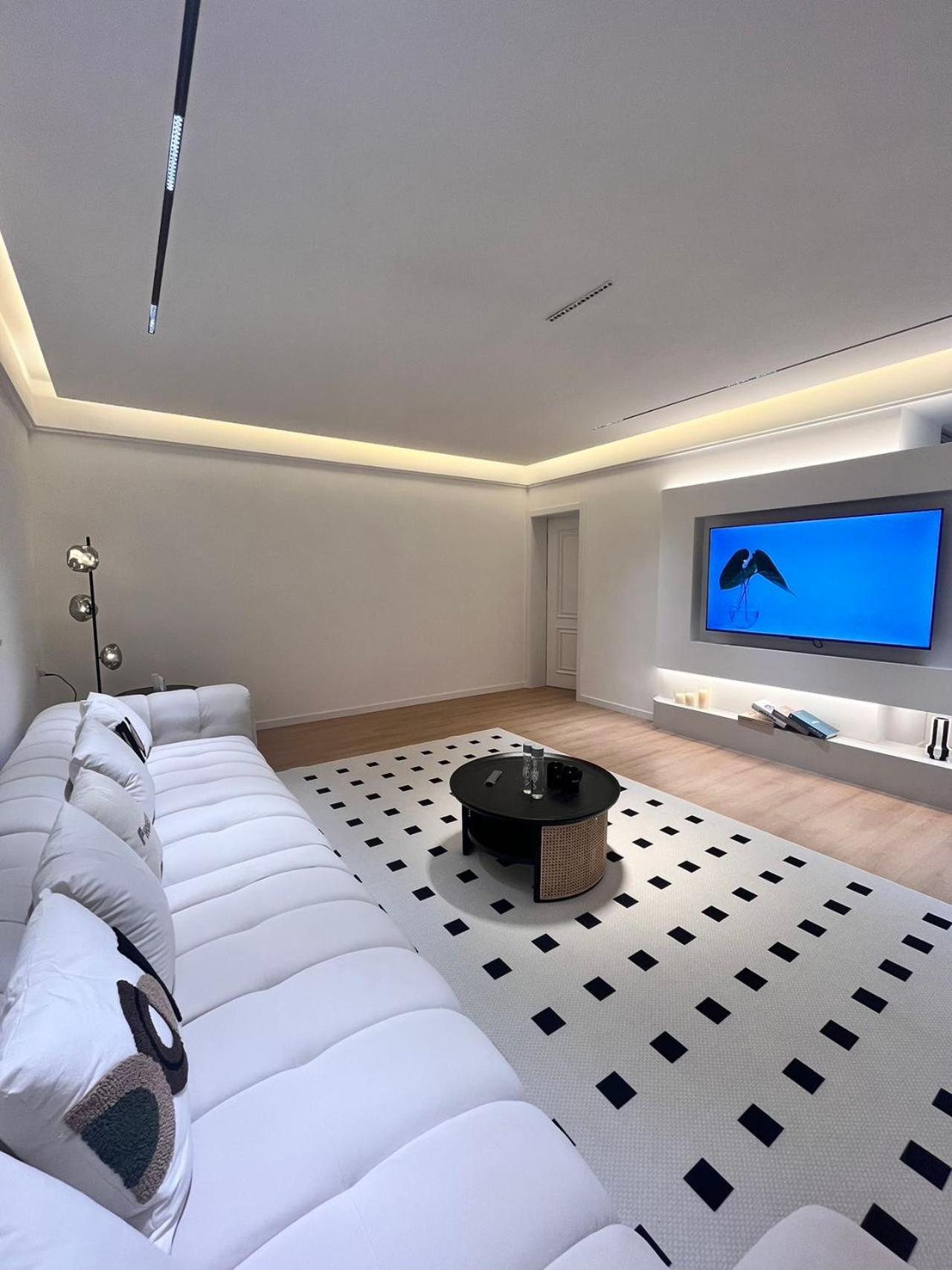 Căn hộ Eastern Hub - Three Bedroom In Xintiandi, 50m From Metro, Many Shops And Malls Surrounded *