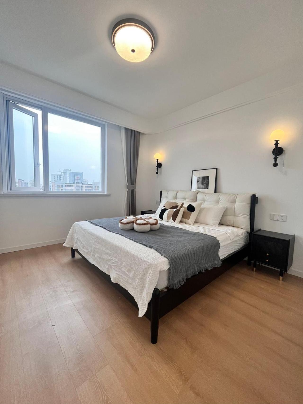 Eastern Hub - Three Bedroom In Xintiandi, 50m From Metro, Many Shops And Malls Surrounded Căn hộ *